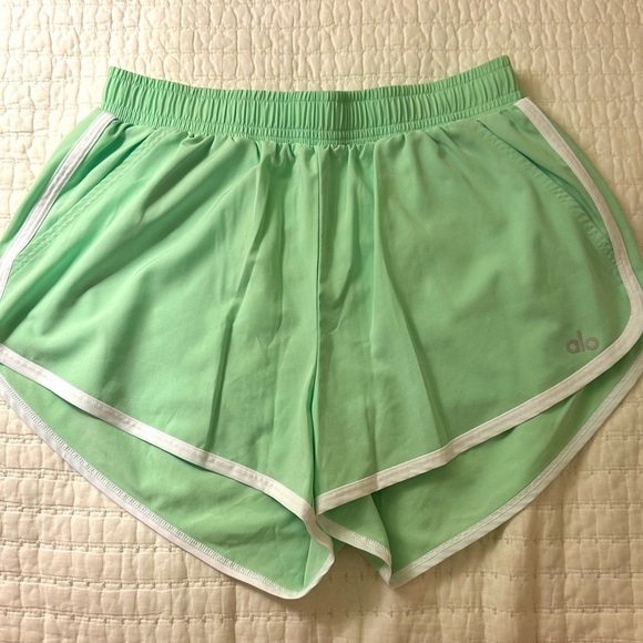 Alo Yoga Ivy League Dolphin Short - Ultramint XS - Picture 3 of 6
